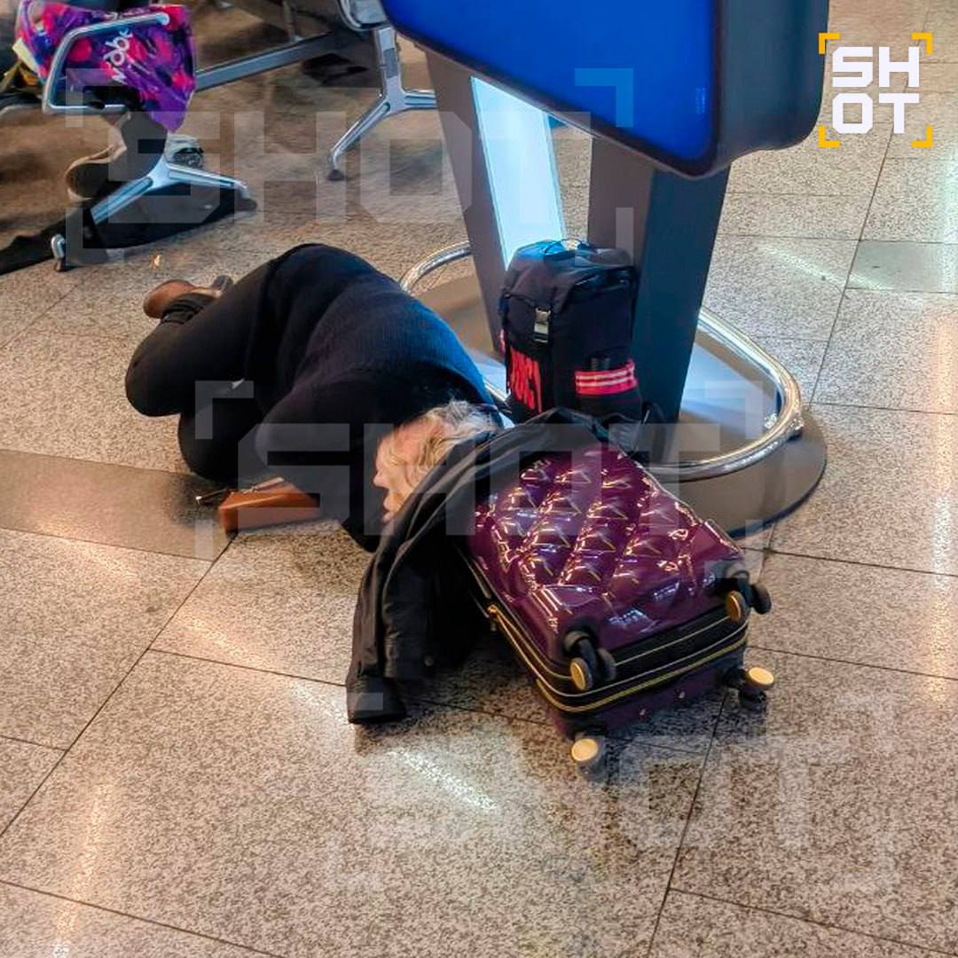 Пассажиры ночуют на полу во Внуково из-за закрытого неба над Москвой Пассажиры ночуют на полу во Внуково из-за закрытого неба над Москвой