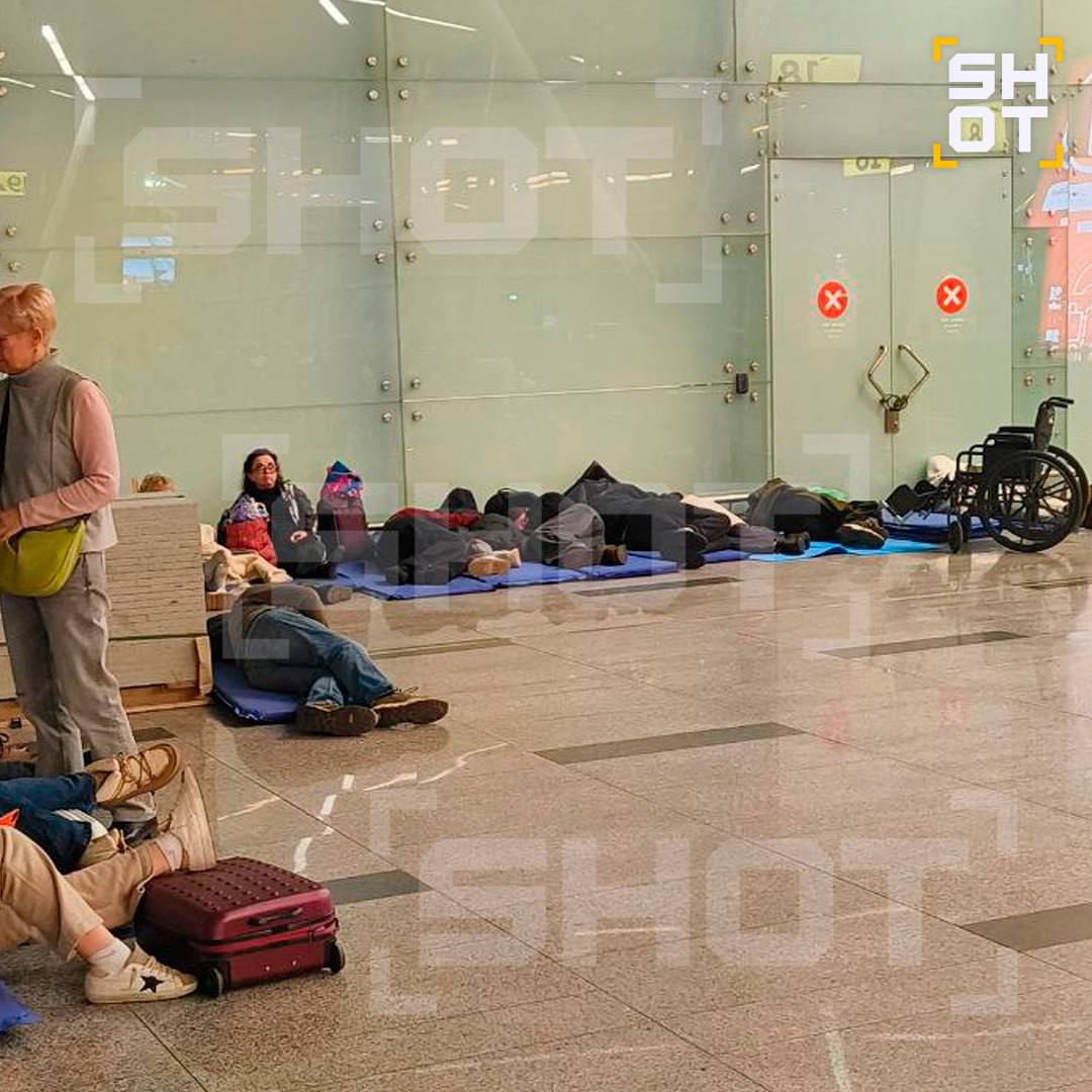 Пассажиры ночуют на полу во Внуково из-за закрытого неба над Москвой Пассажиры ночуют на полу во Внуково из-за закрытого неба над Москвой