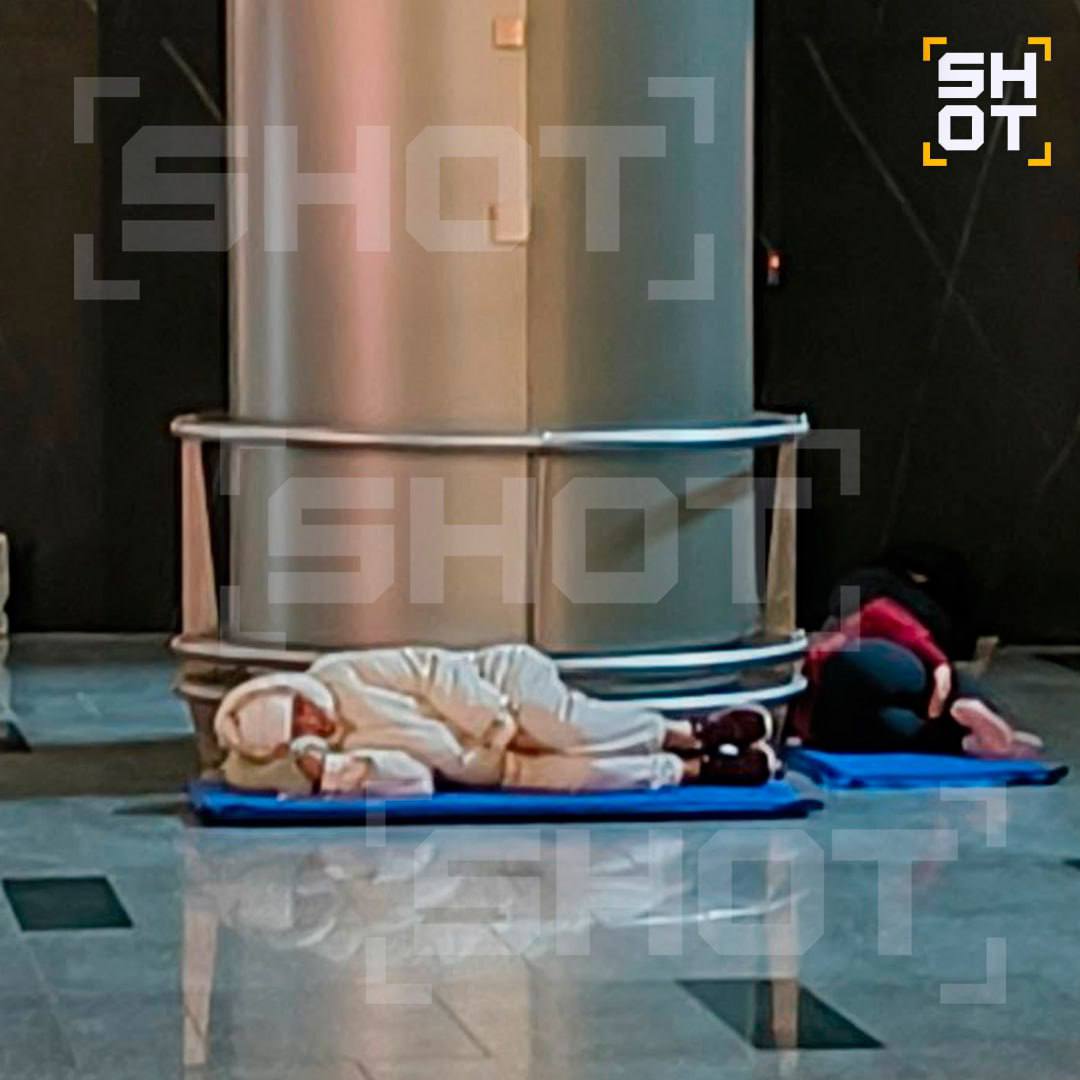 Пассажиры ночуют на полу во Внуково из-за закрытого неба над Москвой Пассажиры ночуют на полу во Внуково из-за закрытого неба над Москвой