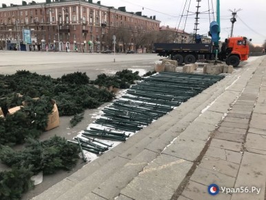 До Нового года 21 день.... В Орске продолжается установка главной елки города и монтаж городка