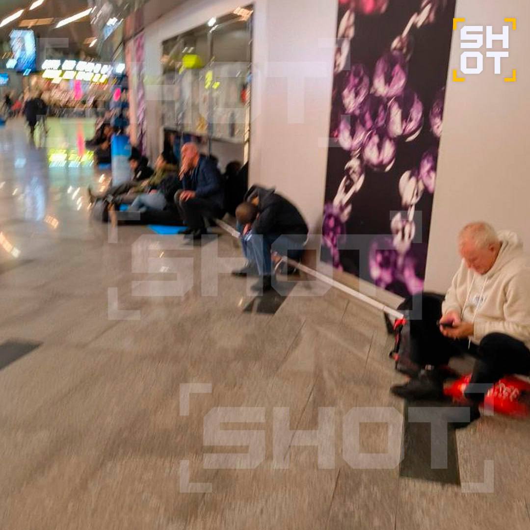 Пассажиры ночуют на полу во Внуково из-за закрытого неба над Москвой