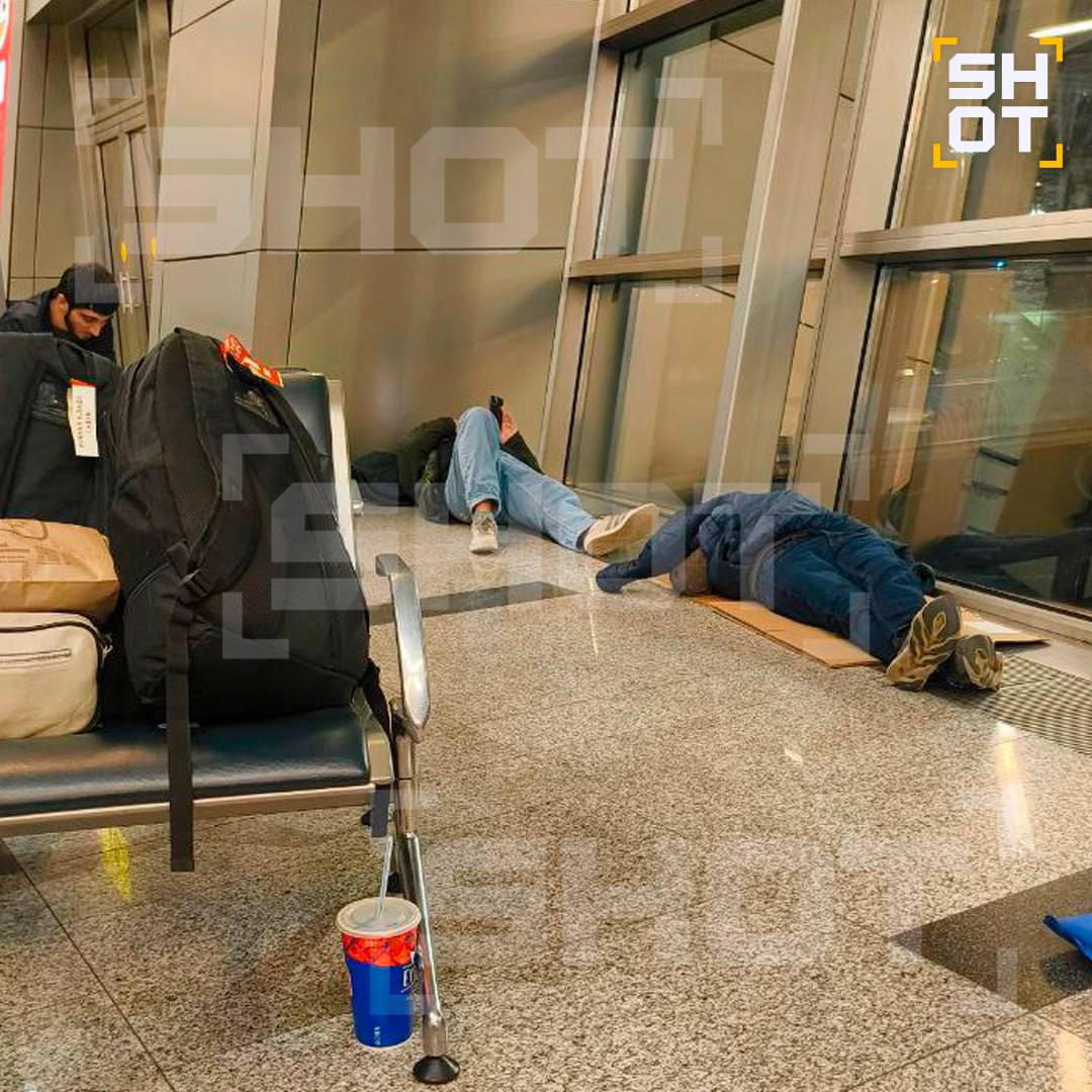 Пассажиры ночуют на полу во Внуково из-за закрытого неба над Москвой Пассажиры ночуют на полу во Внуково из-за закрытого неба над Москвой