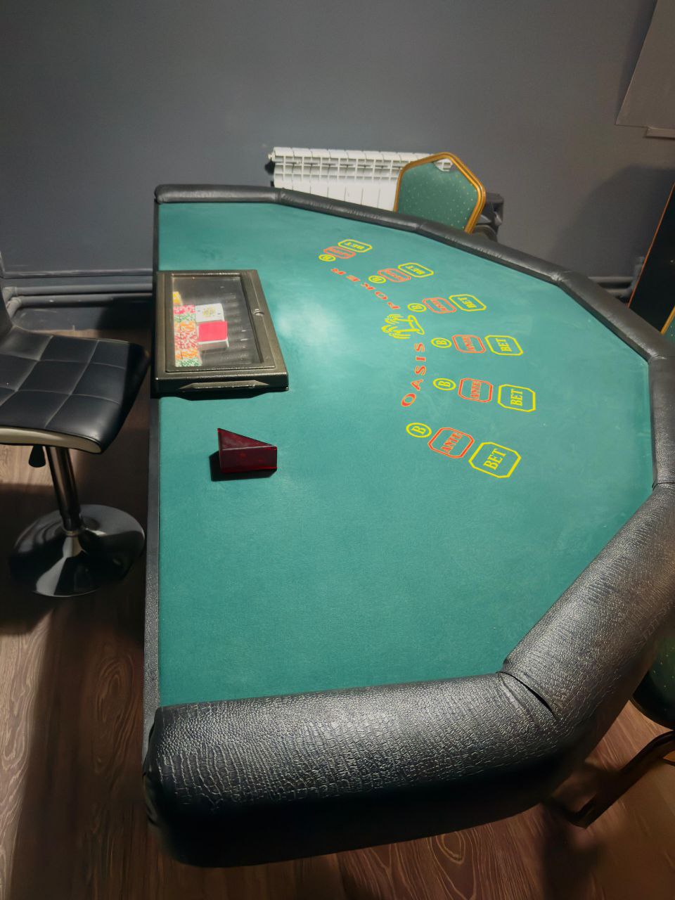 В Орске полиция и ФСБ накрыли подпольный покерный клуб с десятком столов В Орске полиция и ФСБ накрыли подпольный покерный клуб с десятком столов