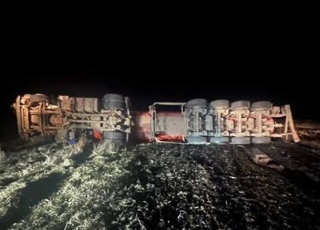 Нефтевоз перевернулся на трассе Оренбургской области