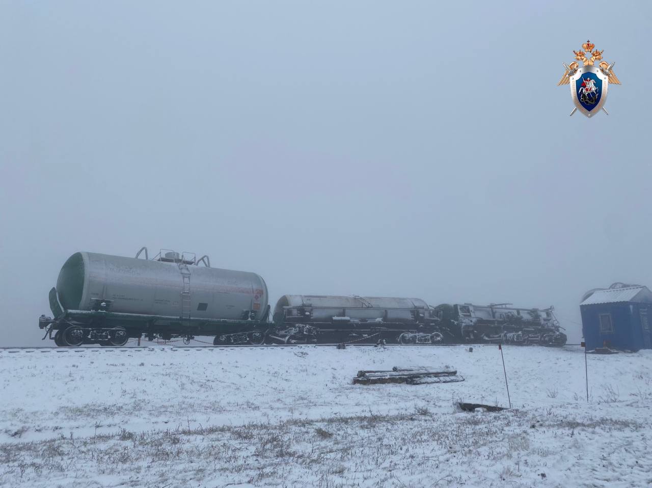 Три вагона-цистерны с пропан-бутаном сошли с рельс в Оренбургской области, сообщили в Центральном МСУТ СК России