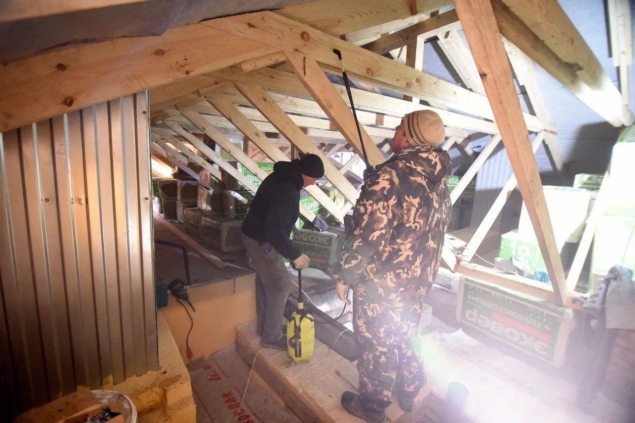 В доме на проезде Больничном утепляют крышу и делают косметический ремонт в подъездах В доме на проезде Больничном утепляют крышу и делают косметический ремонт в подъездах