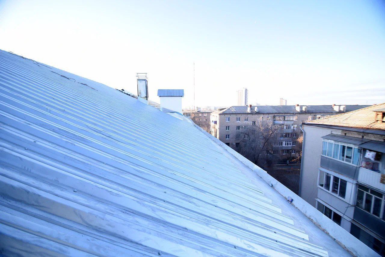 В доме на проезде Больничном утепляют крышу и делают косметический ремонт в подъездах В доме на проезде Больничном утепляют крышу и делают косметический ремонт в подъездах