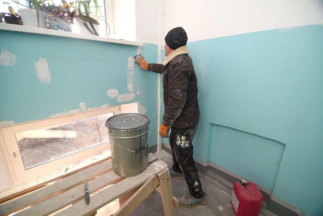 В доме на проезде Больничном утепляют крышу и делают косметический ремонт в подъездах В доме на проезде Больничном утепляют крышу и делают косметический ремонт в подъездах