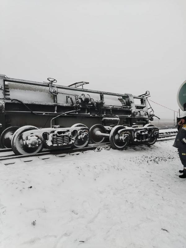 В Оренбургской области с железной дороги сошли три вагона-цистерны с пропан-бутаном В Оренбургской области с железной дороги сошли три вагона-цистерны с пропан-бутаном