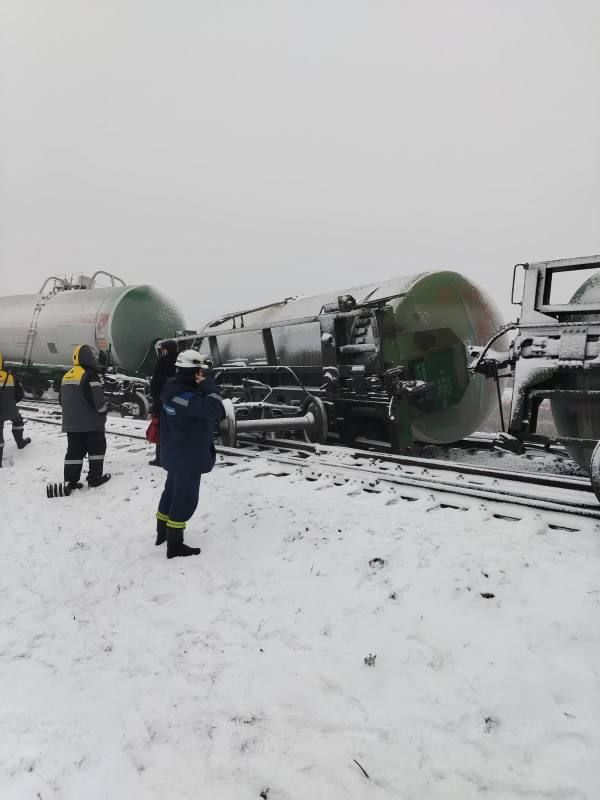 В Оренбургской области с железной дороги сошли три вагона-цистерны с пропан-бутаном