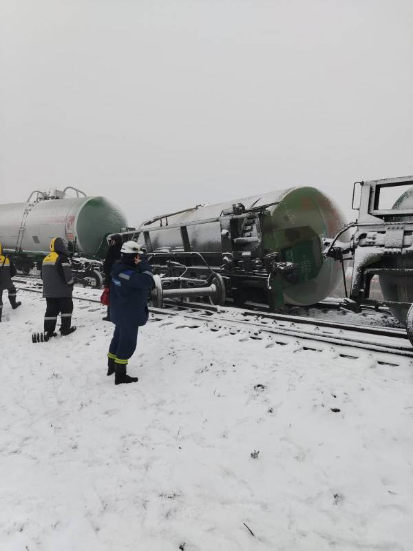В Оренбургской области с железной дороги сошли три вагона-цистерны с пропан-бутаном