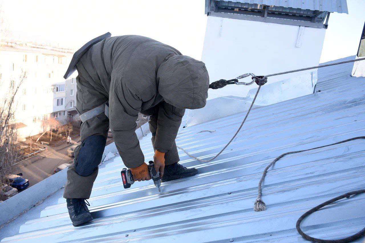 В доме на проезде Больничном утепляют крышу и делают косметический ремонт в подъездах В доме на проезде Больничном утепляют крышу и делают косметический ремонт в подъездах