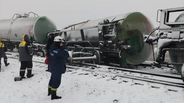 Три цистерны с пропан-бутаном сошли с рельсов на западе Оренбуржья