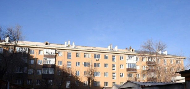 В доме на проезде Больничном утепляют крышу и делают косметический ремонт в подъездах