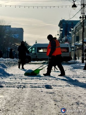 Утро после снегопада. В Оренбурге сегодня солнечно, а вот вчера почти сутки шел снегопад