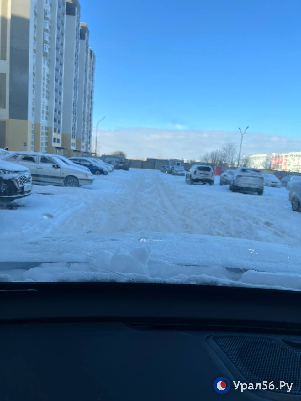 Сильный снегопад осложнил проезд во дворах Оренбурга Сильный снегопад осложнил проезд во дворах Оренбурга