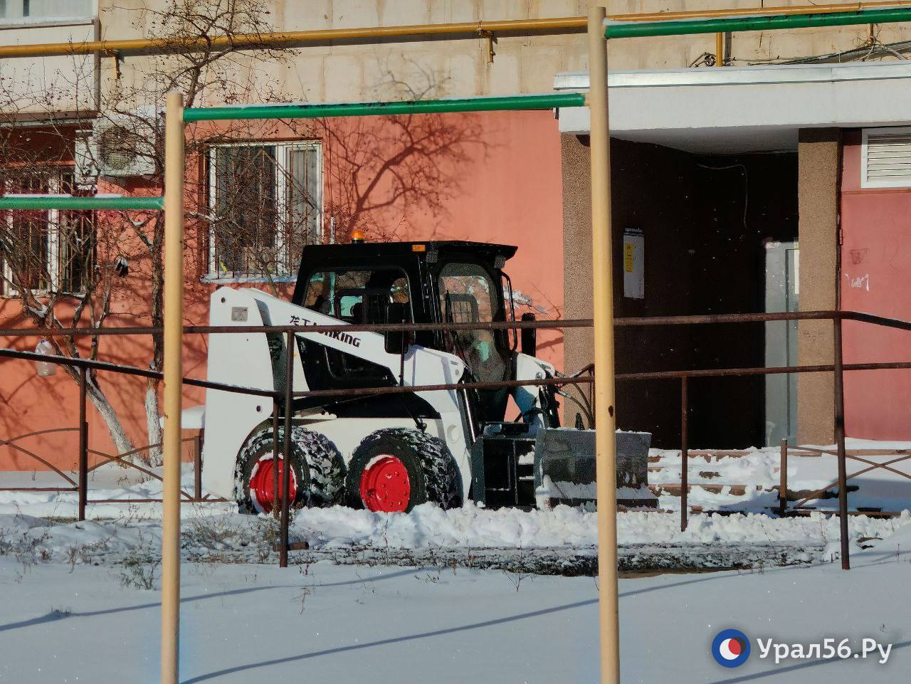 Сильный снегопад осложнил проезд во дворах Оренбурга Сильный снегопад осложнил проезд во дворах Оренбурга