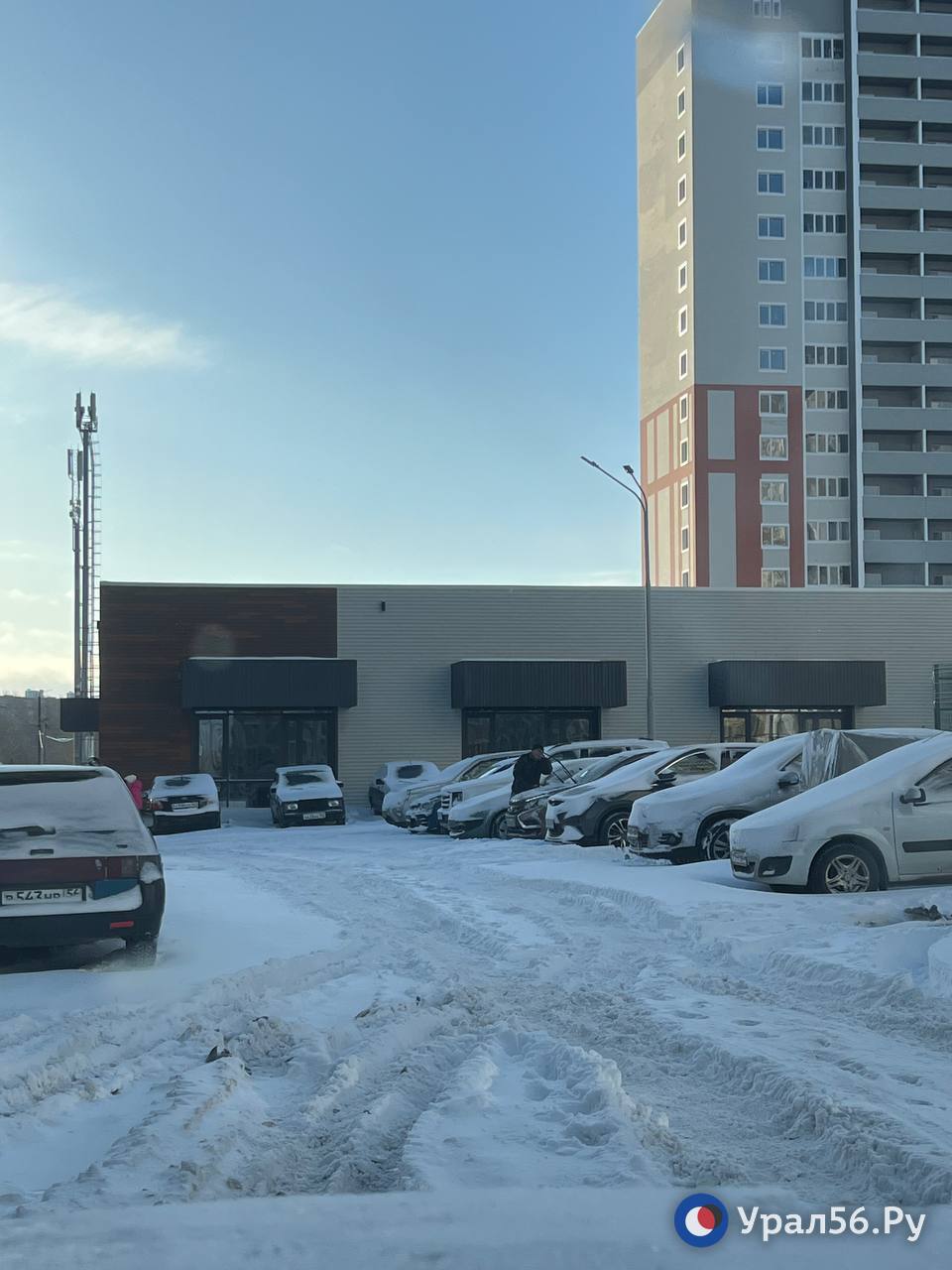 Сильный снегопад осложнил проезд во дворах Оренбурга Сильный снегопад осложнил проезд во дворах Оренбурга