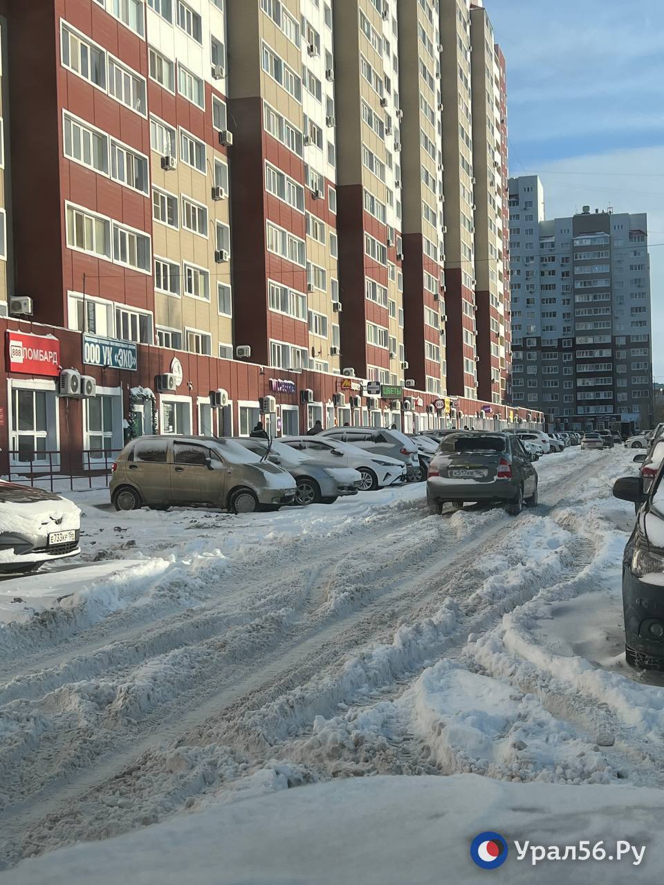Сильный снегопад осложнил проезд во дворах Оренбурга Сильный снегопад осложнил проезд во дворах Оренбурга