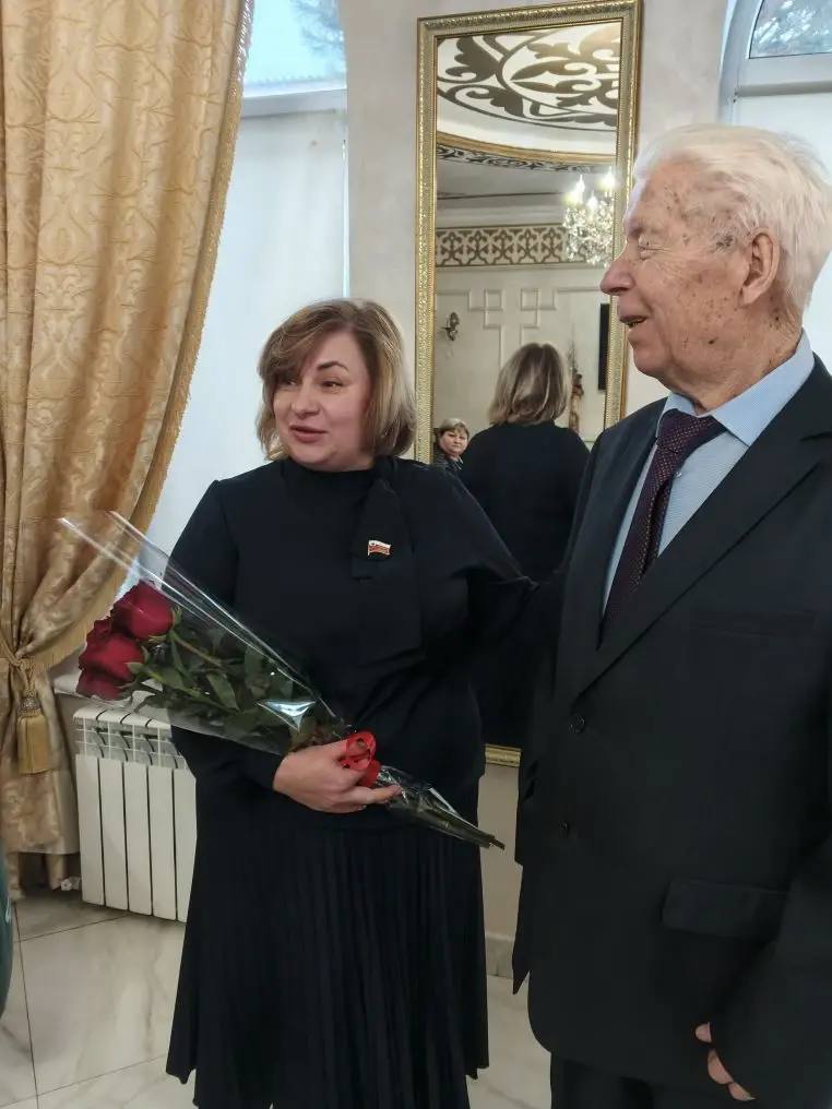 90 лет труда и жизнелюбия. С солидным юбилеем орчанина Владимира Николаевича Хованского поздравили Сергей Непочатов, первый заместитель главы администрации Советского района, и Ирина Кулакова, заместитель председателя... 90 лет труда и жизнелюбия. С солидным юбилеем орчанина Владимира Николаевича Хованского поздравили Сергей Непочатов, первый заместитель главы администрации Советского района, и Ирина Кулакова, заместитель председателя...