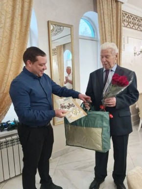 90 лет труда и жизнелюбия. С солидным юбилеем орчанина Владимира Николаевича Хованского поздравили Сергей Непочатов, первый заместитель главы администрации Советского района, и Ирина Кулакова, заместитель председателя...