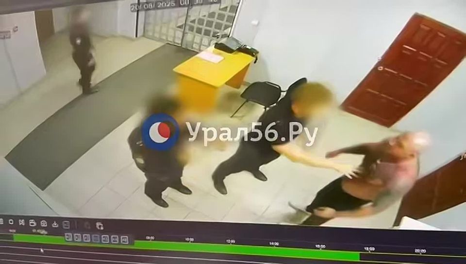 Полуголый тренер в наколках, избивший полицейских в Орске, пытался обжаловать свой приговор