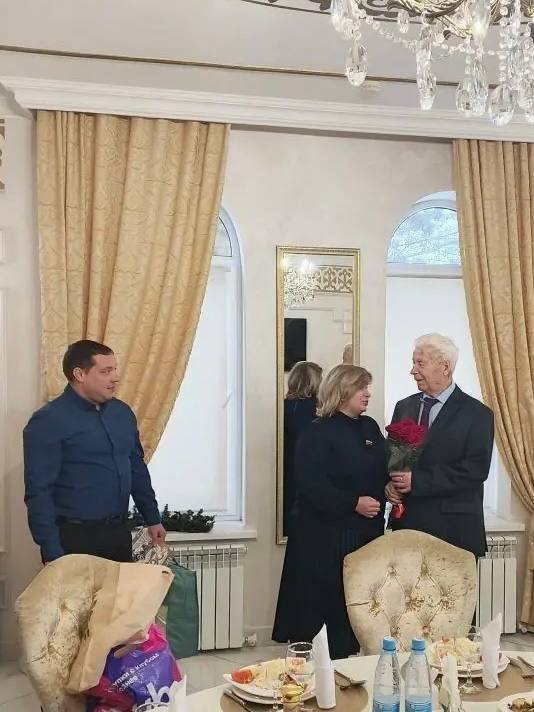 90 лет труда и жизнелюбия. С солидным юбилеем орчанина Владимира Николаевича Хованского поздравили Сергей Непочатов, первый заместитель главы администрации Советского района, и Ирина Кулакова, заместитель председателя... 90 лет труда и жизнелюбия. С солидным юбилеем орчанина Владимира Николаевича Хованского поздравили Сергей Непочатов, первый заместитель главы администрации Советского района, и Ирина Кулакова, заместитель председателя...