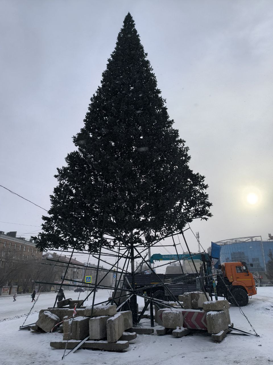 Пока в Орске собирают главную новогоднюю елку, жители города начали ее… «разбирать» по домам Пока в Орске собирают главную новогоднюю елку, жители города начали ее… «разбирать» по домам