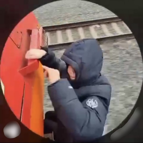 Транспортные полицейские Оренбурга установили несовершеннолетних зацеперов, которые выкладывали видео своих экстремальных поездок в Интернет Транспортные полицейские Оренбурга установили несовершеннолетних зацеперов, которые выкладывали видео своих экстремальных поездок в Интернет