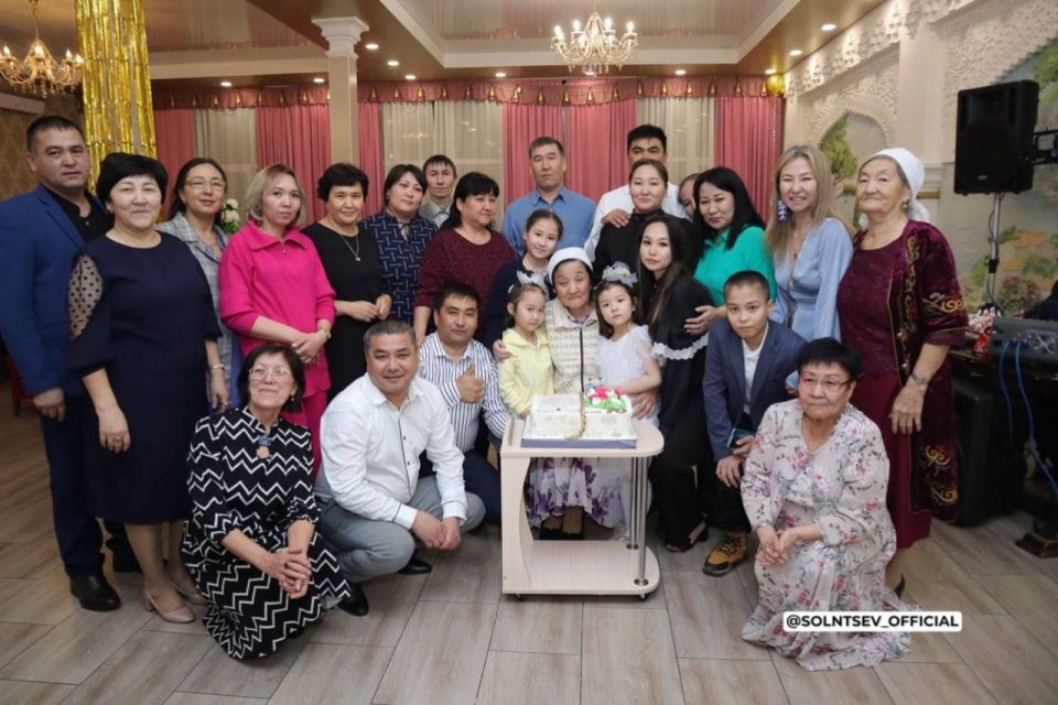 Президент присвоил звание «Мать-героиня» воспитывающей 10 детей оренбурженке