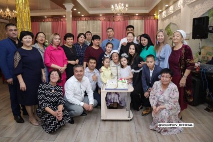 Президент присвоил звание «Мать-героиня» воспитывающей 10 детей оренбурженке