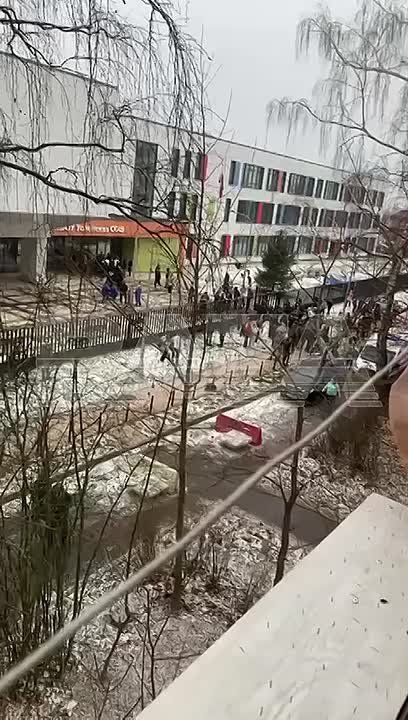 Один ученик погиб, охранник ранен, есть заложники: Подросток в балаклаве напал на элитную школу в Подмосковье