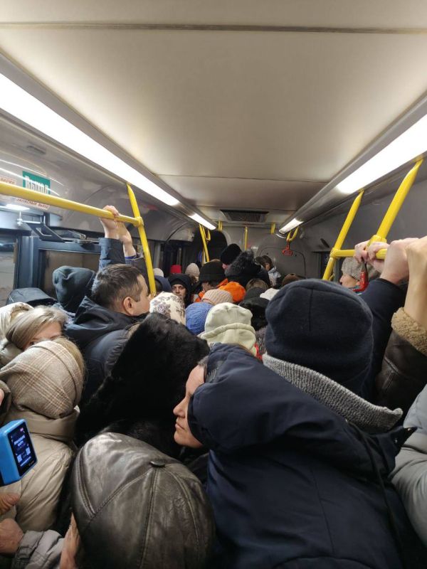 «Кондуктор физически не могла пройти по салону»: В Оренбурге депутат прокатился в час пик на автобусе №20