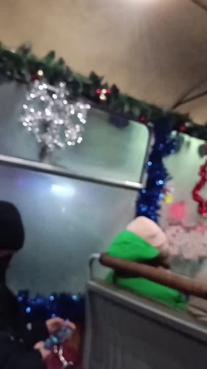 Оренбуржцы благодарят водителя 66-го маршрута за новогоднее настроение в салоне