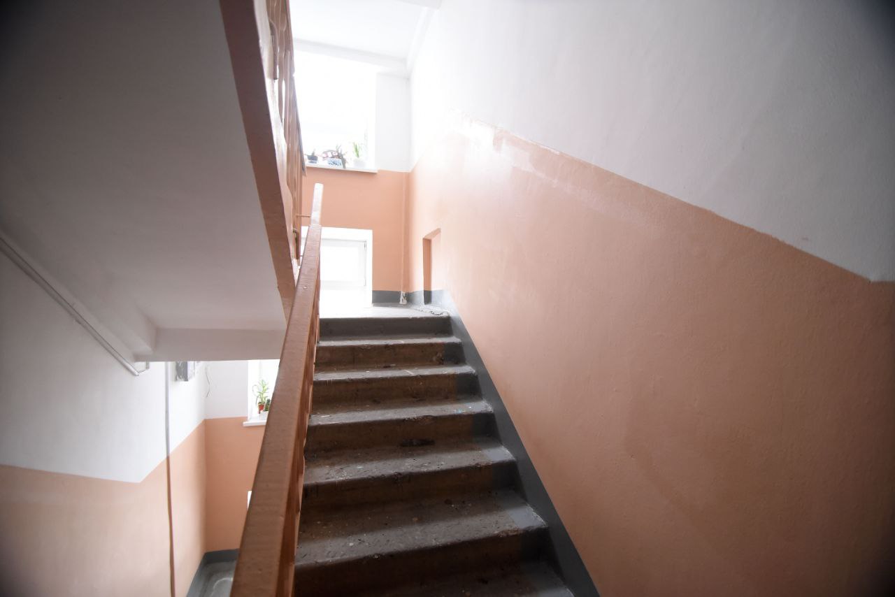 В доме на проезде Больничном завершают монтаж профнастила и ремонт фасада В доме на проезде Больничном завершают монтаж профнастила и ремонт фасада