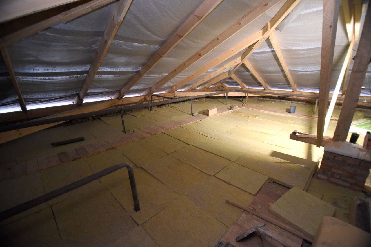 В доме на проезде Больничном завершают монтаж профнастила и ремонт фасада