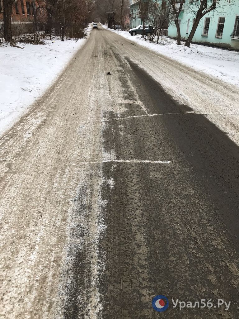 Накат, слякоть и мокрый асфальт: Как выглядят дороги и тротуары Орска после спада морозов