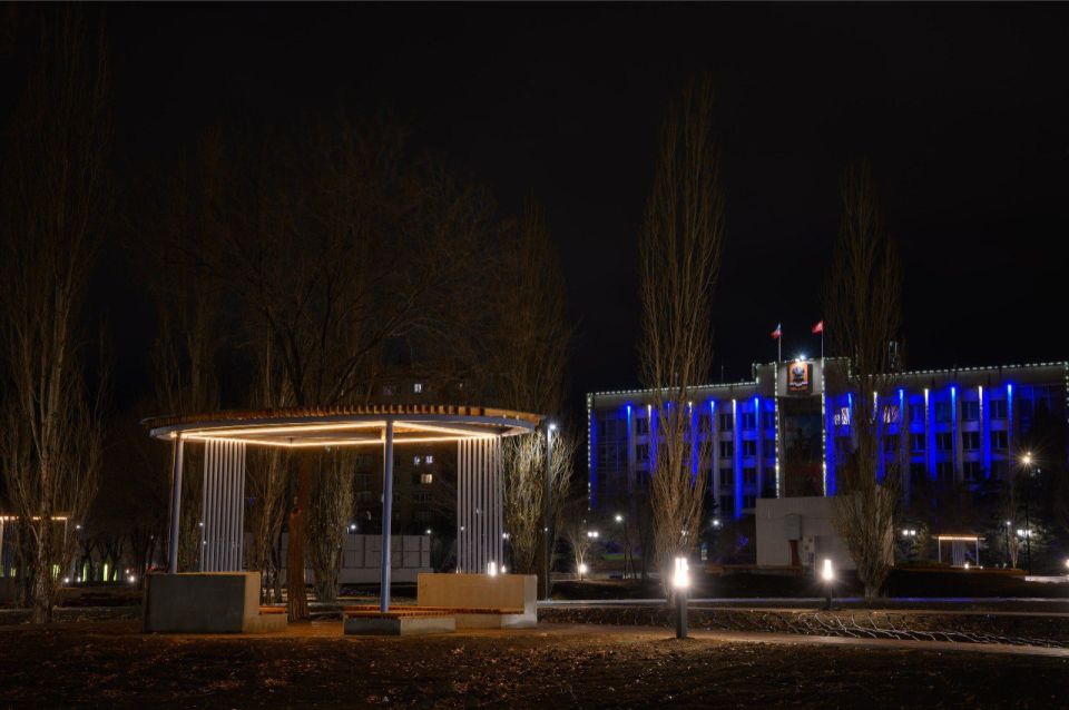 Беседки с освещением и прогулочная зона: В Новотроицке благоустроили центральную площадь