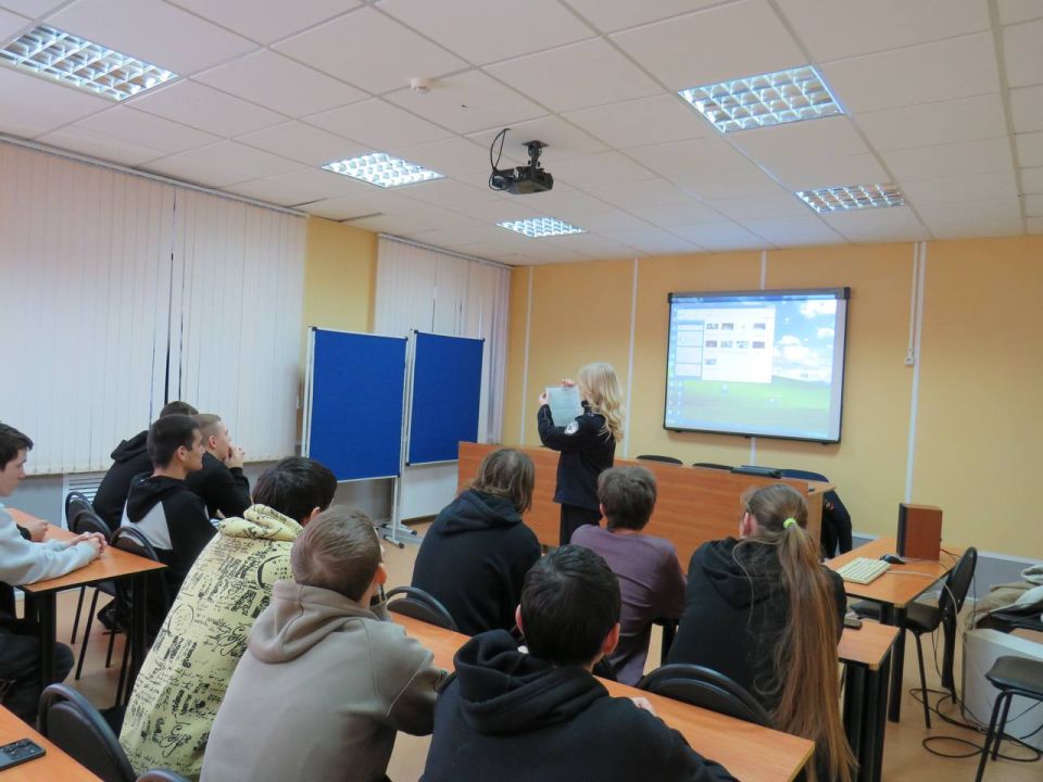 О правилах безопасного поведения на зимней дороге и о том, как сохранить жизнь в условиях интенсивного движения, студентам «Медногорского индустриального колледжа» рассказали сотрудники Госавтоинспекции