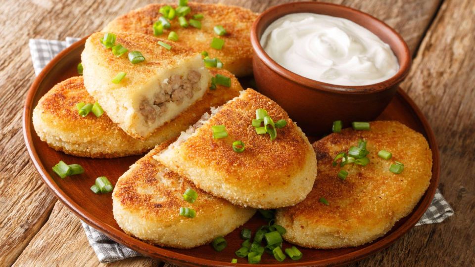 Не тратьте время на лепку пирожков: приготовьте «ленивое» блюдо из фарша и картофеля