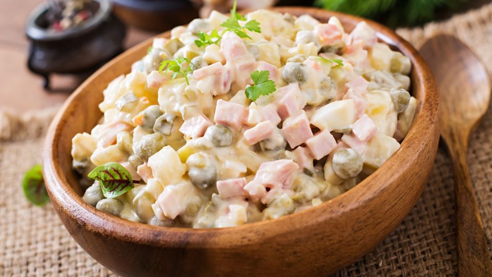 Новогодние салаты не скиснут в первый же день: пролежат дольше благодаря этой хитрости