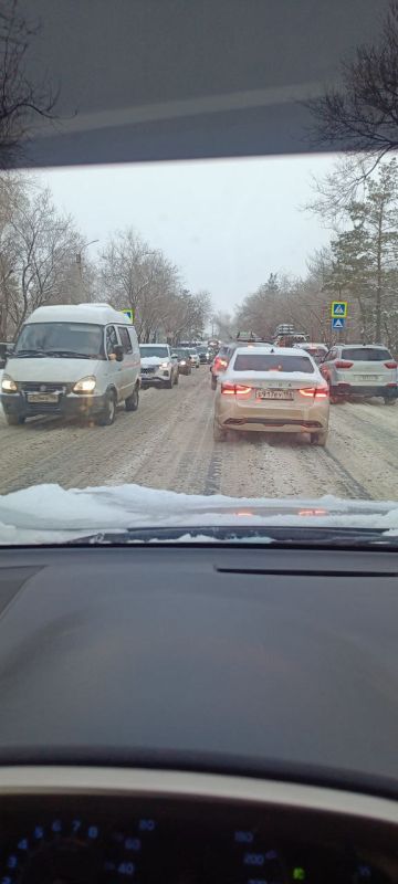 «Весь город стоит в пробке. Где коммунальные службы? Чем они ночью занимались, когда шел снег? » - пишет в бот Максим Николаевич
