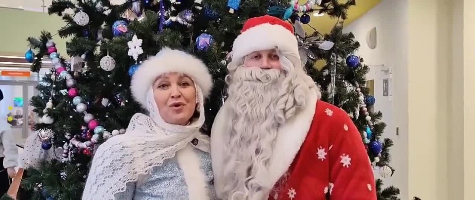 Новогоднее чудо в оренбургской больнице: Дед Мороз спустился с небес к детям