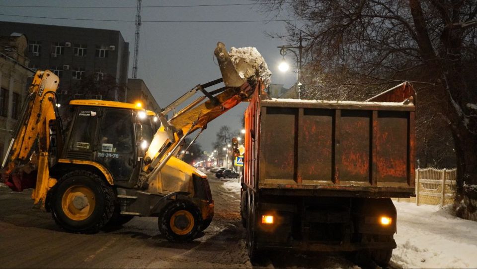 В Оренбурге продолжается уборка снега