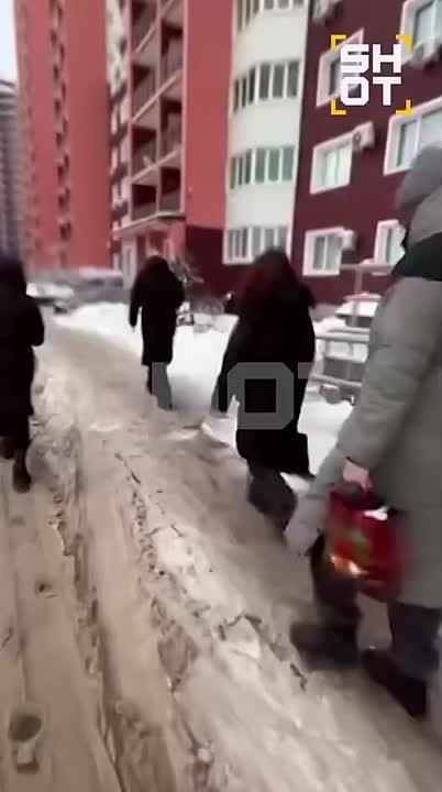 Новогодний сюрприз трудолюбивому дворнику преподнесли жители многоэтажки в Оренбурге