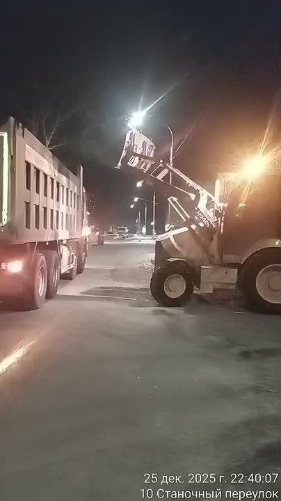 Коммунальные службы города продолжают уборку снега по ночам