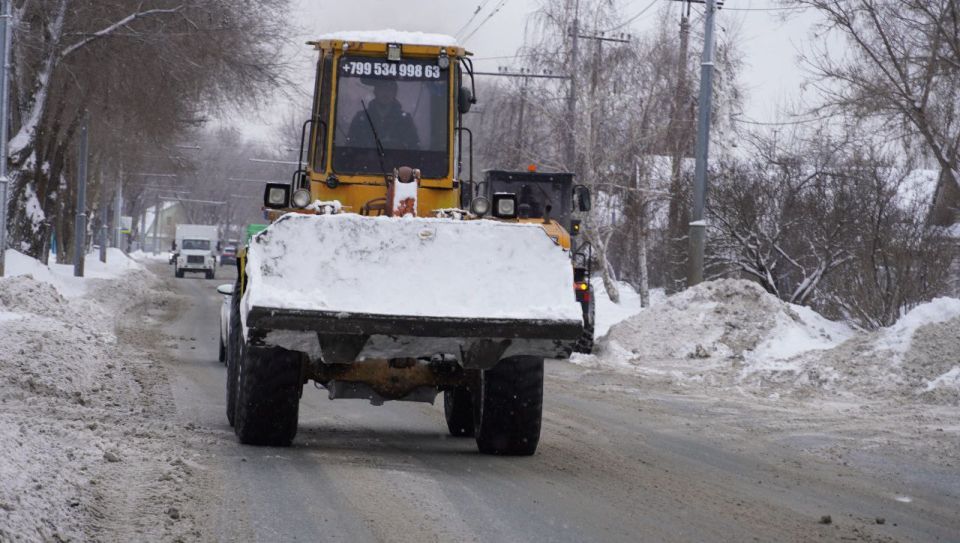 В Оренбурге продолжаются снегоуборочные работы