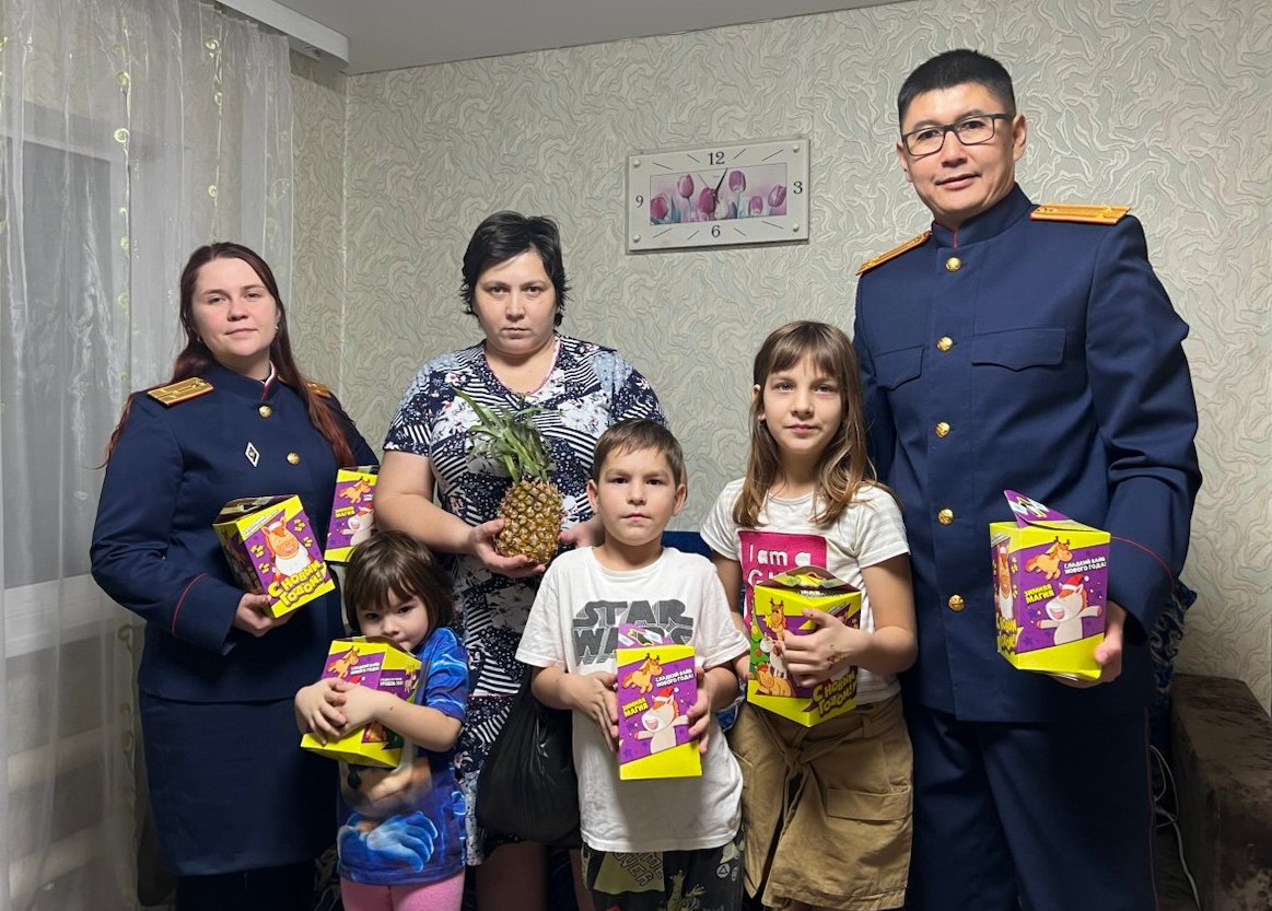 В Новоорском районе офицеры следственного СК России по Оренбургской области поздравили с наступающим Новым годом многодетную семью