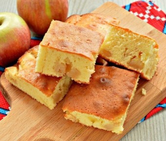 Заливной лимонный пирог с яблоками: нежный десерт для любого случая