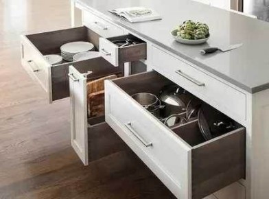 Секреты осенней уборки: как освободить кухонные ящики от ненужного хлама